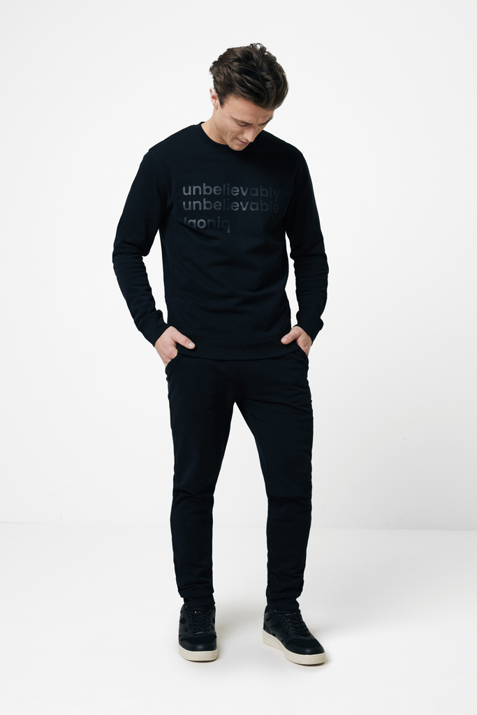 Homme portant un ensemble noir décontracté.