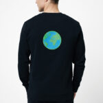 Homme portant un sweat noir avec globe terrestre.