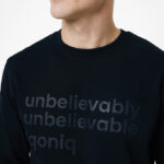 Homme portant un sweat noir à inscription brillante