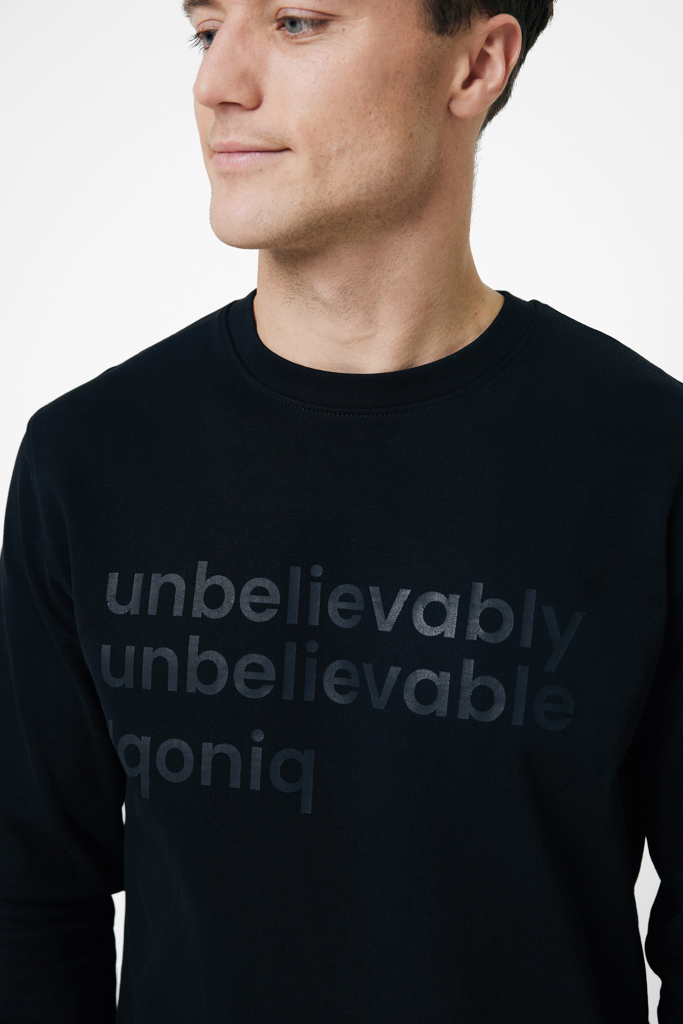Homme portant un sweat noir à inscription brillante