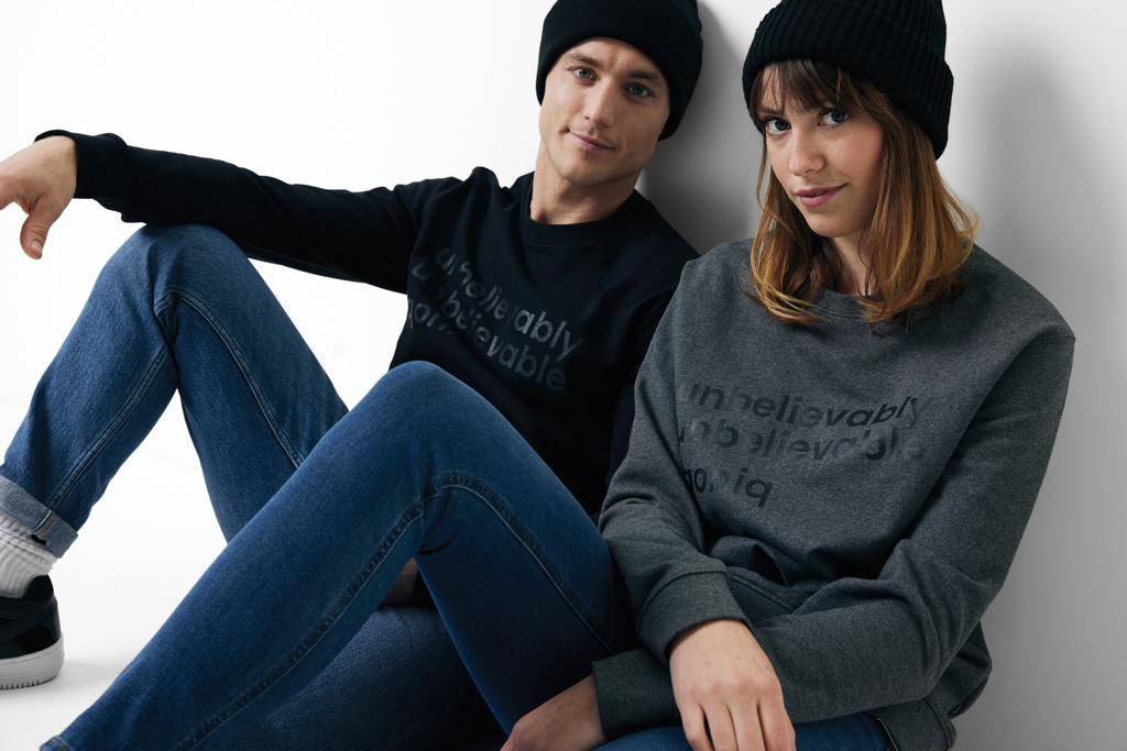 Couple en sweat et bonnet noir assis au sol