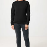 Femme portant un sweat noir et jean gris