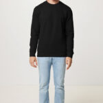 Homme portant un pull noir et jean clair