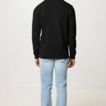 Homme portant sweat noir et jean clair