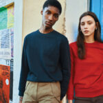 Deux personnes portent des sweats colorés urbains