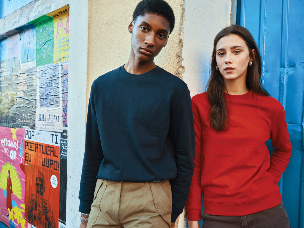 Deux personnes portent des sweats colorés urbains