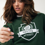 Femme portant un sweat vert Iqoniq.