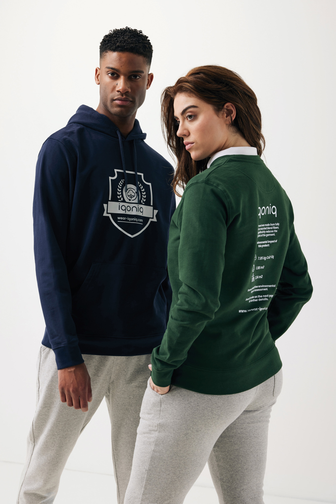 Deux personnes portent des sweats Iqoniq modernes.