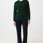 Personne portant pull vert et jean noir