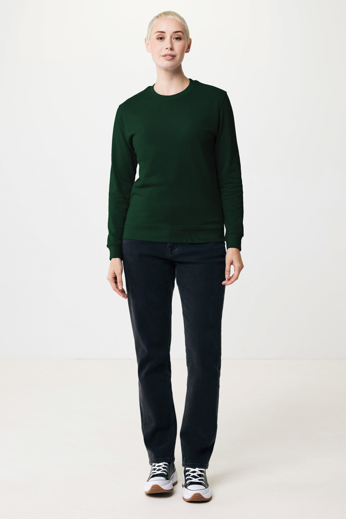 Personne portant pull vert et jean noir