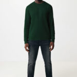 Homme portant pull vert et jean noir