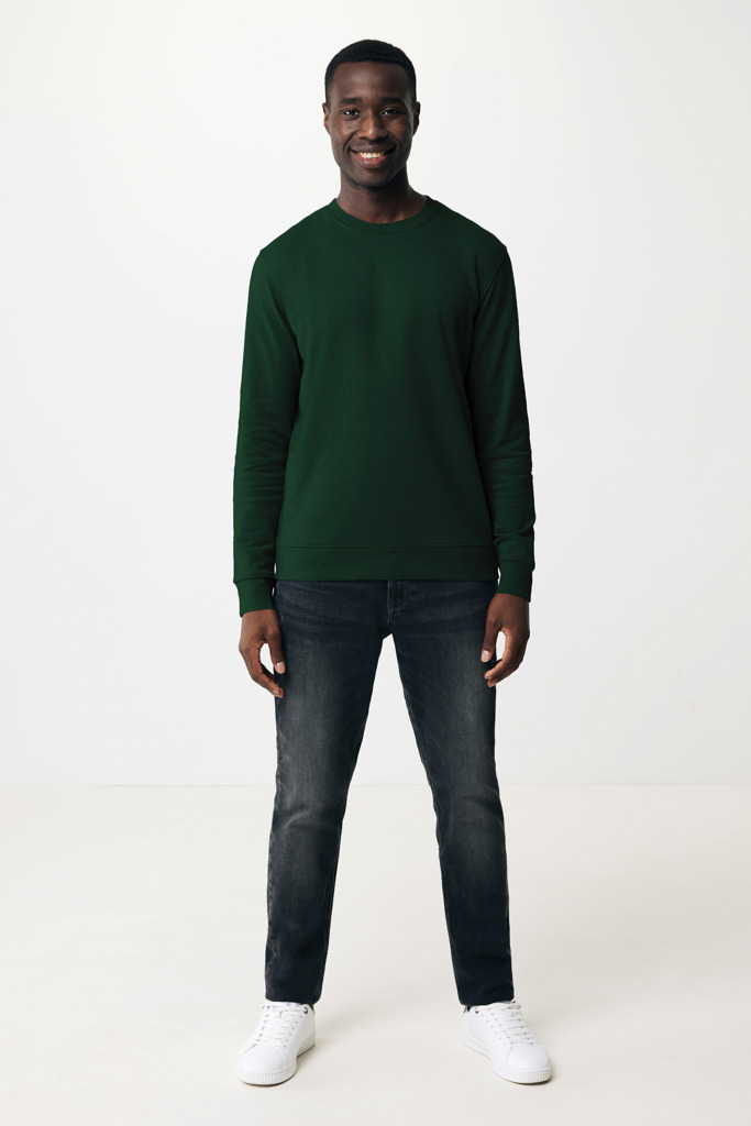 Homme portant pull vert et jean noir
