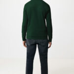 Personne portant pull vert et jean noir