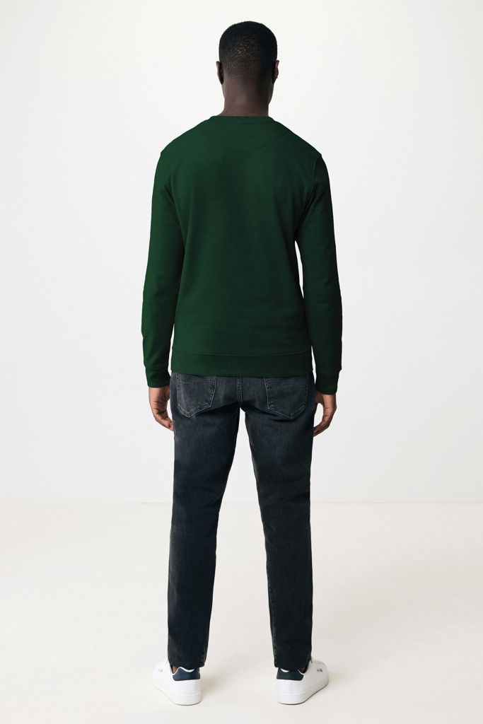 Personne portant pull vert et jean noir