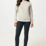 Femme portant un sweat beige et jean noir