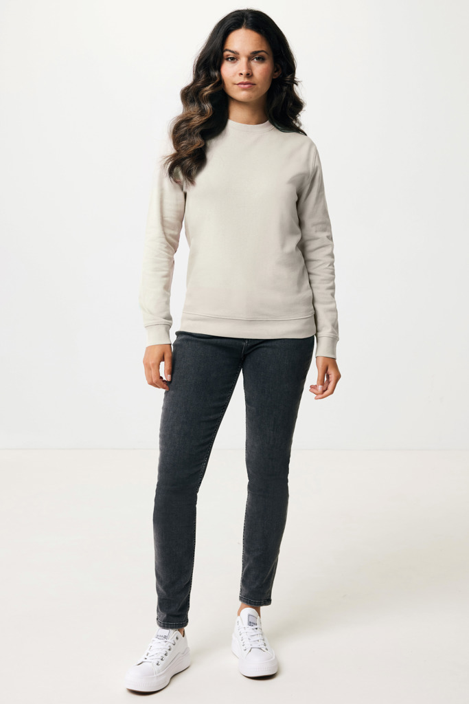 Femme portant un sweat beige et jean noir