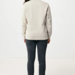 Personne portant un pull beige et jean noir