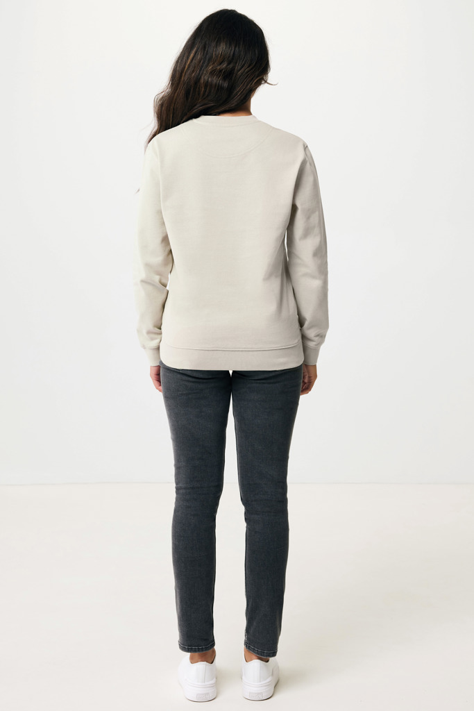 Personne portant un pull beige et jean noir