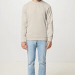 Homme portant un sweat beige et un jean clair