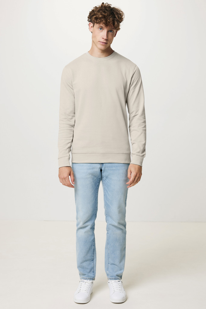 Homme portant un sweat beige et un jean clair