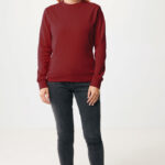Femme portant un sweat rouge et jean noir