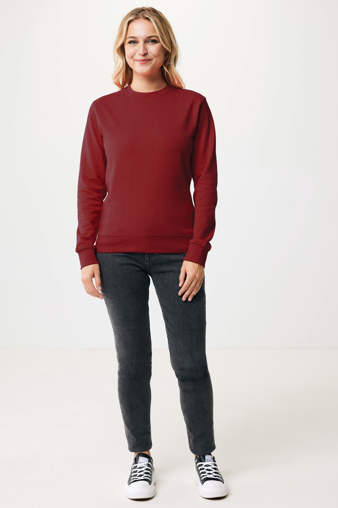 Femme portant un sweat rouge et jean noir