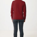 Femme portant un pull bordeaux et jean gris