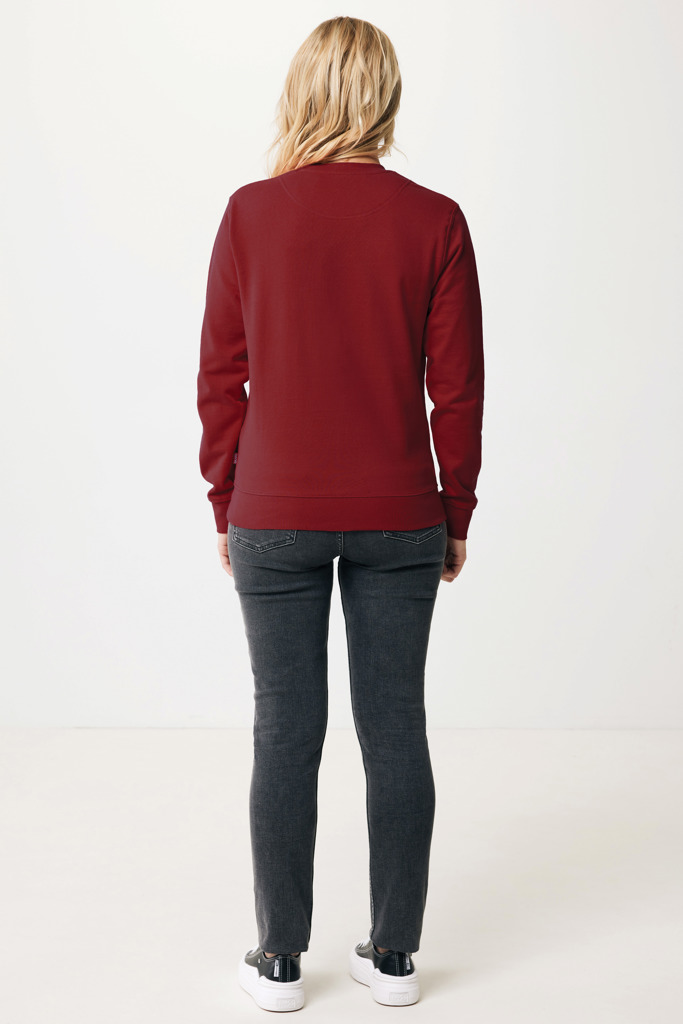 Femme portant un pull bordeaux et jean gris