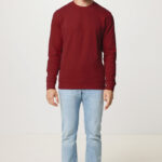 Homme portant pull rouge et jean clair
