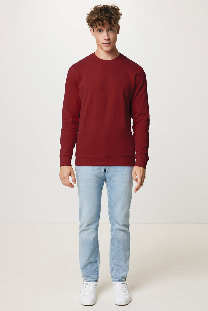 Homme portant pull rouge et jean clair