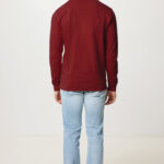 Homme portant un pull bordeaux et jean clair