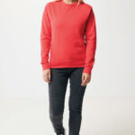 Personne portant un sweat rouge et jean noir.