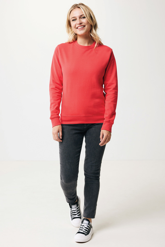 Personne portant un sweat rouge et jean noir.