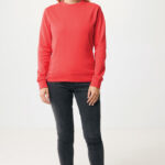 Femme portant un sweat rouge et jean noir