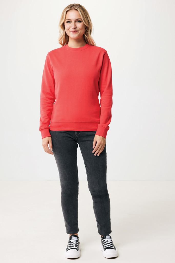 Femme portant un sweat rouge et jean noir