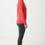 Personne portant un sweat rouge et jean gris