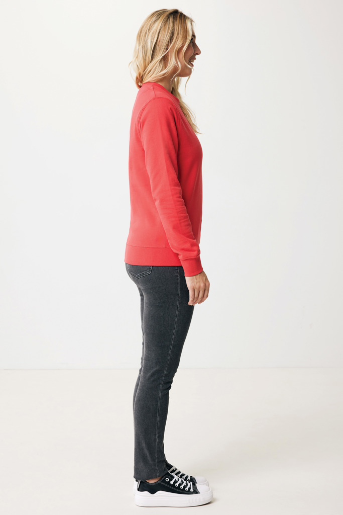 Personne portant un sweat rouge et jean gris