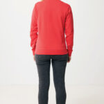 Personne portant un pull rouge et jean noir