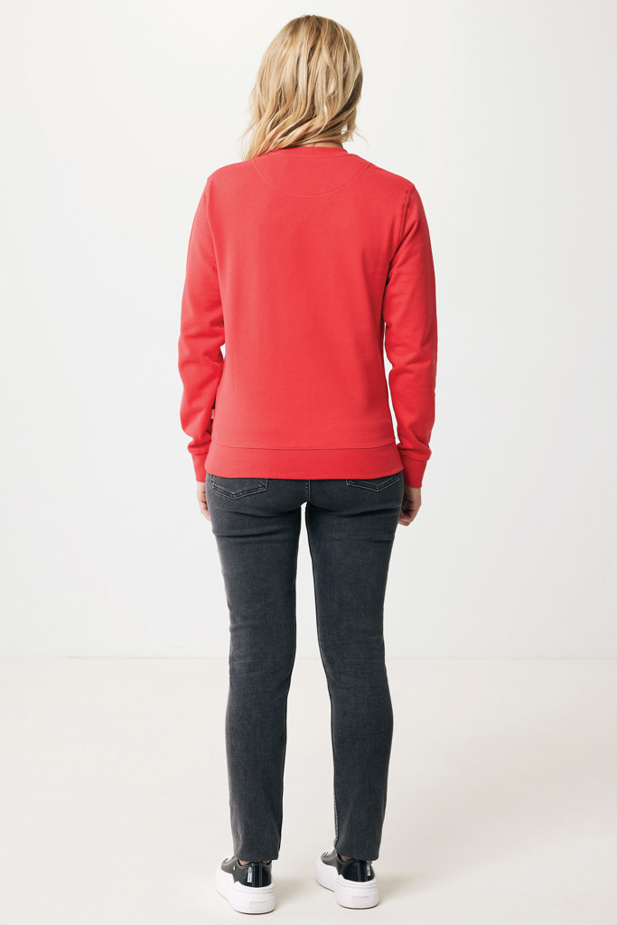 Personne portant un pull rouge et jean noir