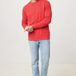 Homme portant pull rouge et jean clair