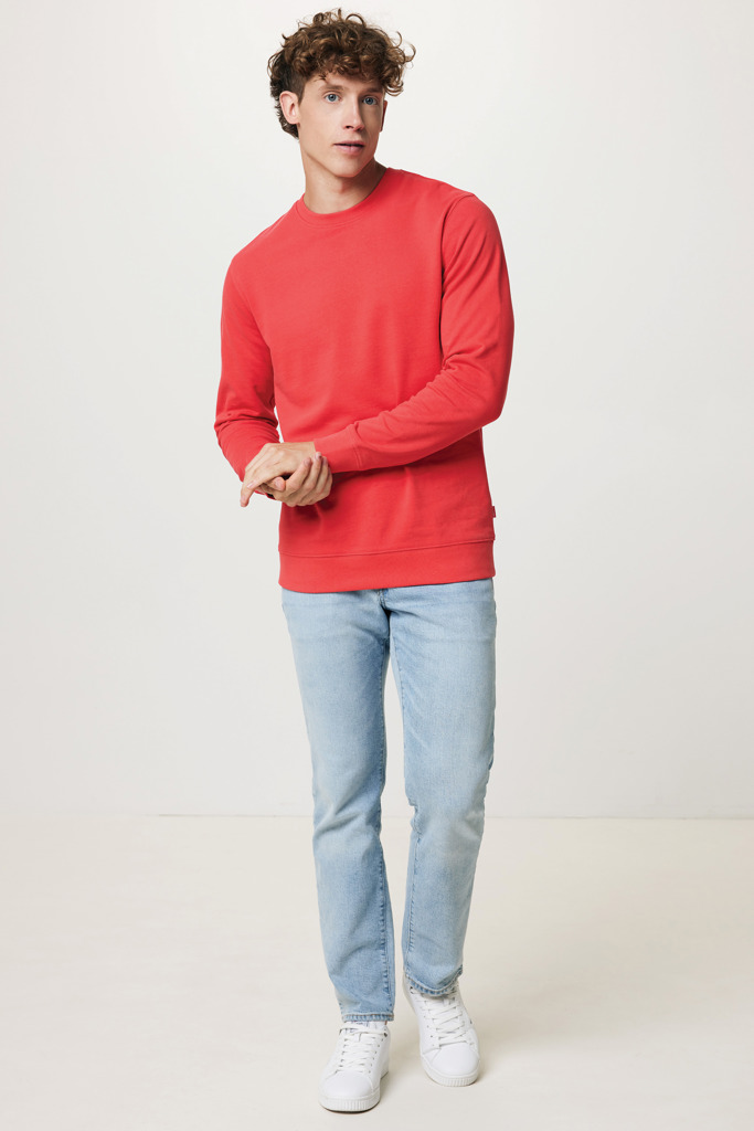 Homme portant pull rouge et jean clair