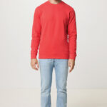 Homme portant un pull rouge et jean clair