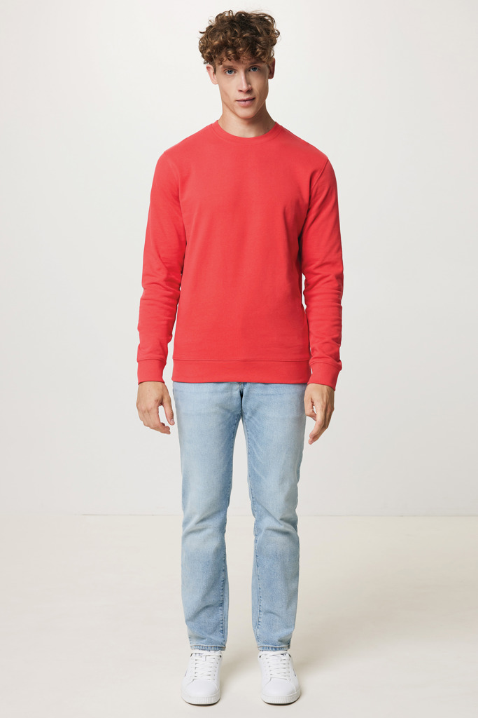Homme portant un pull rouge et jean clair