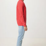 Homme portant pull rouge et jean clair