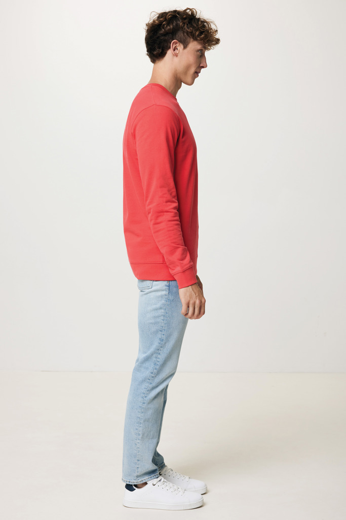 Homme portant pull rouge et jean clair