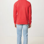 Homme de dos en pull rouge et jean clair