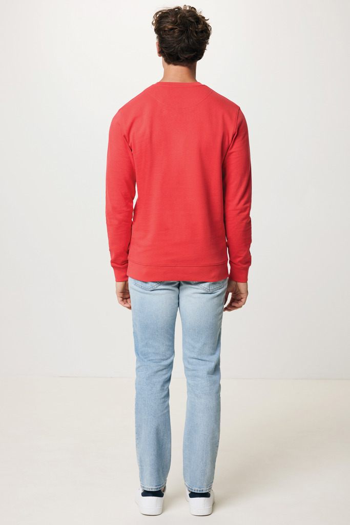 Homme de dos en pull rouge et jean clair