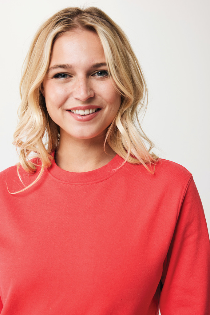 Femme souriante portant un pull rouge