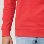 Sweat rouge avec jean bleu clair