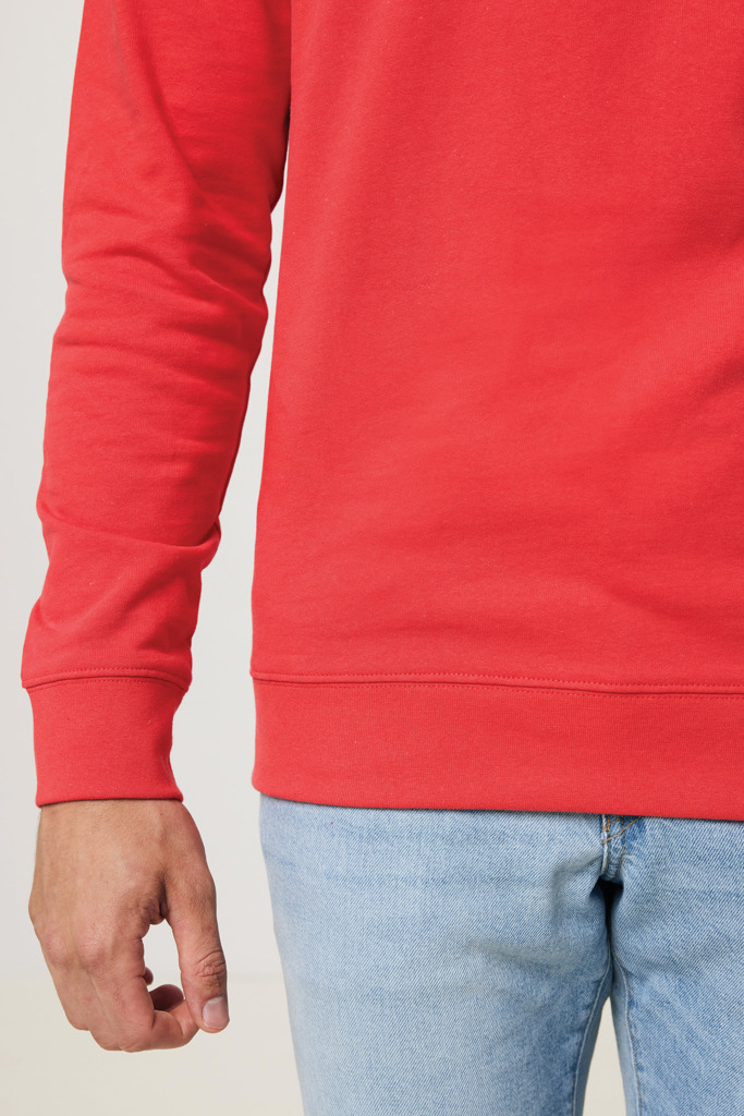 Sweat rouge avec jean bleu clair